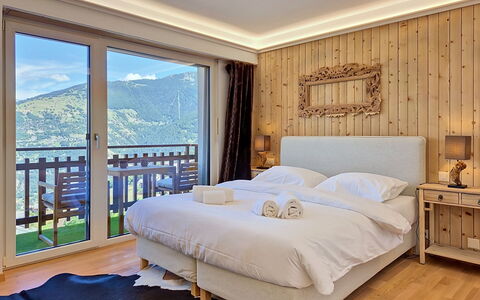 Balcon des Alpes 24: Design Intérieur, Chambre, Meubles, Domicile, Lit, Literie, Drap De Lit, Pièce, Cadre De Lit, Appartement