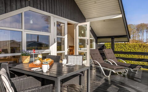 Uuno - 200M from the Sea: Meubles, Mobilier De Jardin, Vaisselle, Table, Drinkware, Chaise, Tableau De Plein Air, Aliments, Bouteille
