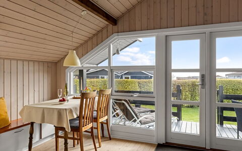 Uuno - 200M from the Sea: Meubles, Mobilier De Jardin, Vaisselle, Table, Drinkware, Chaise, Tableau De Plein Air, Aliments, Bouteille