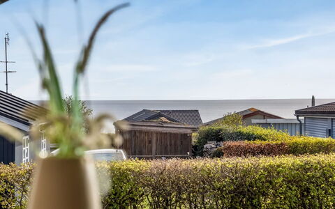 Uuno - 200M from the Sea: Meubles, Mobilier De Jardin, Vaisselle, Table, Drinkware, Chaise, Tableau De Plein Air, Aliments, Bouteille