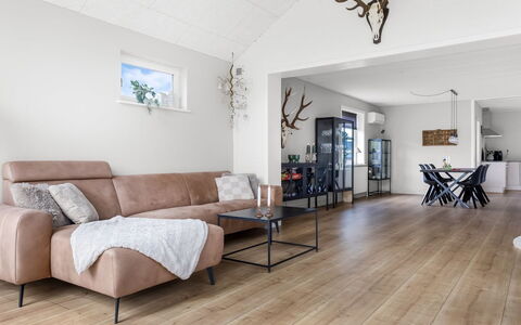 Aina - 20Km from the Sea: Bois, Toit, Domicile, Maison, Architecture, Siding, Lot Terre, Chalet, Cabanon, Batiments Jardin