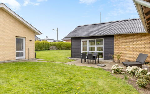 Aina - 20Km from the Sea: Bois, Toit, Domicile, Maison, Architecture, Siding, Lot Terre, Chalet, Cabanon, Batiments Jardin