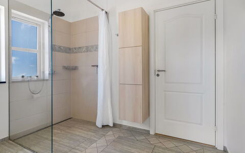 Vaska - 75M from the Sea: Sol, Sol, Bois, Design Intérieur, Porte, Luminaire Plomberie, Salle De Bains, Tuile, Parquet, Composite