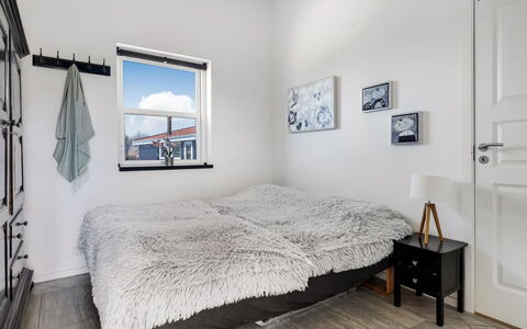 Vaska - 75M from the Sea: Chambre, Lit, Bois, Drap De Lit, Sol, Literie, Design Intérieur, Sol, Plafond, Meubles