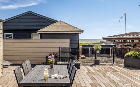 Vaska - 75M from the Sea: Bois, Sol, Parquet, Sol, Toit, Plate-Forme, Domicile, Mobilier De Jardin, Porche, Dur