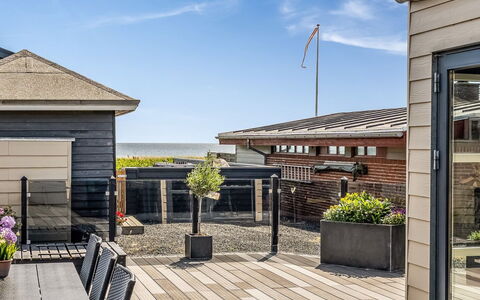 Vaska - 75M from the Sea: Bois, Porte, Sol, Domicile, Sol, Toit, Plate-Forme, Composite, Dur, Porche