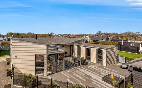 Vaska - 75M from the Sea: Architecture, Domicile, Toit, Composite, Plate-Forme, Siding, Dur, Tache De Bois, Biens, Ombre
