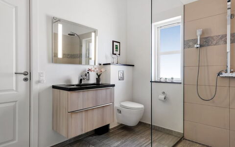 Vaska - 75M from the Sea: Design Intérieur, Luminaire Plomberie, Sol, Salle De Bains, Sol, Évier, Armoire De Toilette, Robinet, Toilette, Lavabo