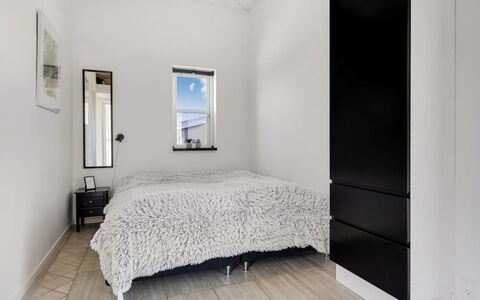 Vaska - 75M from the Sea: Sol, Sol, Design Intérieur, Bois, Chambre, Plafond, Lit, Meubles, Parquet, Éclairage