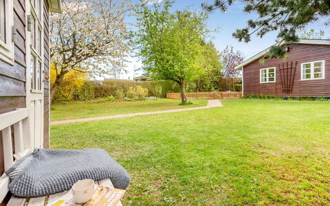 Amina - 500M from the Sea: Herbe, Bois, Maison, Domicile, Chalet, Arbuste, Lot Terre, Jardin, Pelouse, Couverture De Sol