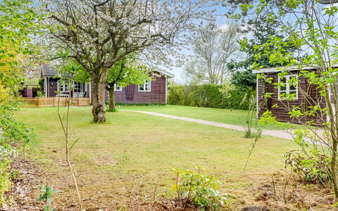 Amina - 500M from the Sea: Arbuste, Maison, Chalet, Jardin, Domicile, Pelouse, Couverture De Sol, Printemps, Arrière-Cour, Ombre