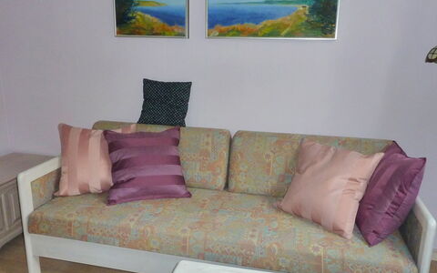 Amina - 500M from the Sea: Meubles, Design Intérieur, Canapé, Coussin, Sol, Textile, Sol, Throw Pillow, Marron, Salon