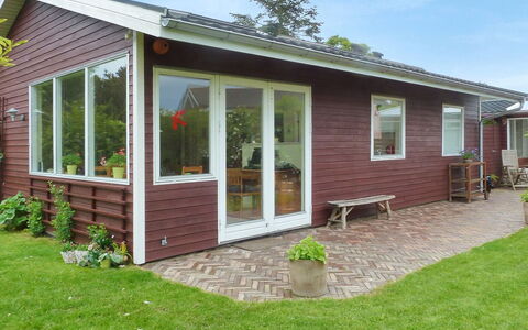 Amina - 500M from the Sea: Bâtiment, Fenêtre, Bois, Maison, Siding, Domicile, Toit, Porte, Chalet