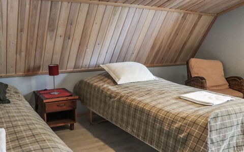 Villa 1 Paltamo Golf Jäsenalennus: Lit, Chambre, Meubles, Sol, Sol, Bois, Drap De Lit, Literie, Design Intérieur, Linge