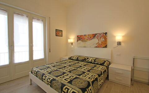 Il Centro: Chambre, Lit, Design Intérieur, Drap De Lit, Sol, Literie, Cadre De Lit, Meubles, Plafond, Sol