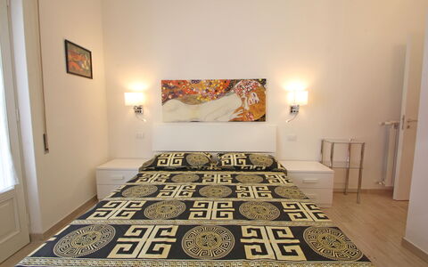 Il Centro: Design Intérieur, Chambre, Sol, Bois, Sol, Lit, Drap De Lit, Meubles, Literie, Pièce