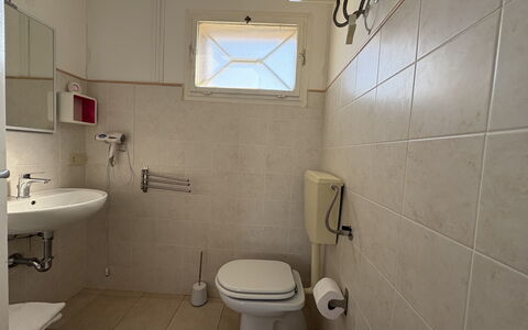 Villa Andrea: Siège De Toilette, Luminaire Plomberie, Salle De Bains, Toilette, Sol, Évier, Sol, Lavabo, Design Intérieur, Plomberie