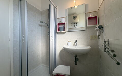 Villa Andrea: Design Intérieur, Sol, Pièce, Sol, Luminaire Plomberie, Évier, Plomberie, Robinet, Plafond, Lavabo