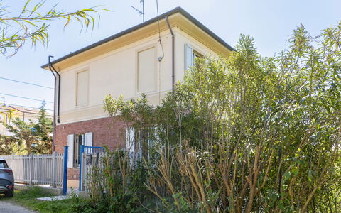 Casale Oleandro Marino: Bâtiment, Zone Résidentielle, Maison, Domicile, Arbuste, Établissements Humains, Banlieue, Biens, Allée, Ligne Aerienne De Puissance