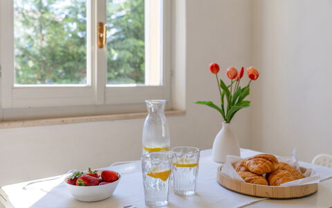 Casale Oleandro Marino: Vaisselle, Aliments, Serveware, Meubles, Table, Drinkware, Fleurs De Coupe, Ingrédient, Vaisselle