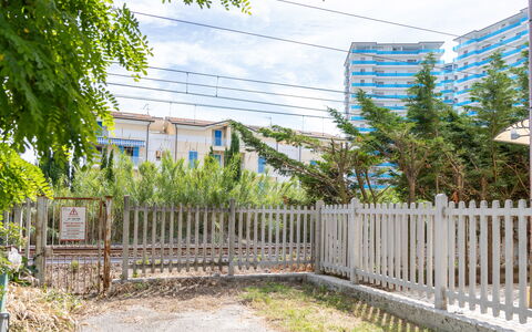 Casale Oleandro Marino: Zone Résidentielle, Clôture, Appartement, Condominium, Accueil Escrime, Palissade, Jardin, Ombre, Aménagement Paysager, Balcon