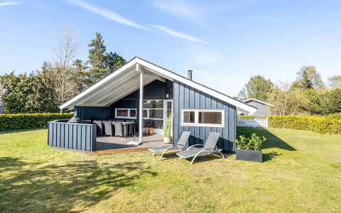 Roope - 800M from the Sea: Sol, Mur, Sol, Design Intérieur, Bois, Plafond, Parquet, Éclairage, Meubles, Revêtement De Sol Stratifié