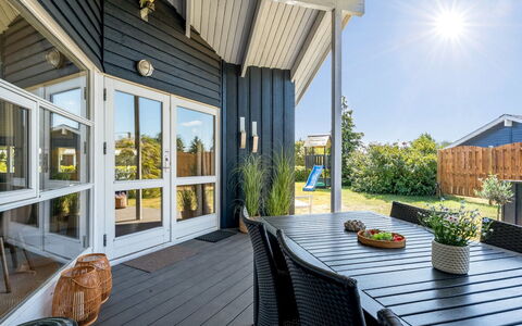 Roope - 800M from the Sea: Sol, Mur, Sol, Design Intérieur, Bois, Plafond, Parquet, Éclairage, Meubles, Revêtement De Sol Stratifié