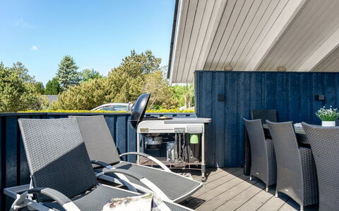Roope - 800M from the Sea: Sol, Mur, Sol, Design Intérieur, Bois, Plafond, Parquet, Éclairage, Meubles, Revêtement De Sol Stratifié