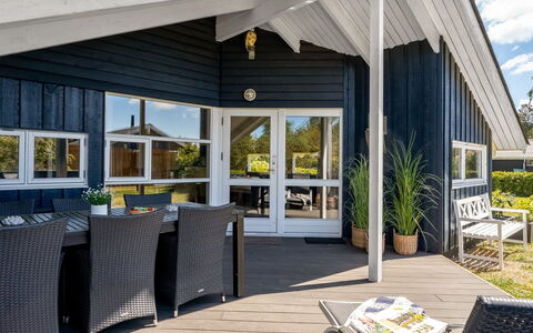 Roope - 800M from the Sea: Sol, Mur, Sol, Design Intérieur, Bois, Plafond, Parquet, Éclairage, Meubles, Revêtement De Sol Stratifié