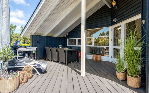 Roope - 800M from the Sea: Sol, Mur, Sol, Design Intérieur, Bois, Plafond, Parquet, Éclairage, Meubles, Revêtement De Sol Stratifié