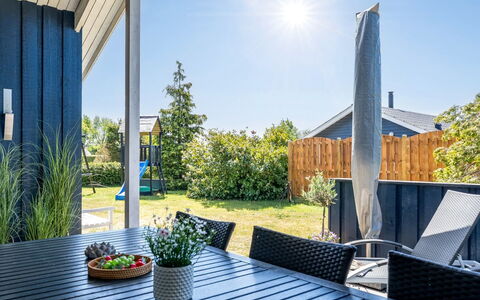 Roope - 800M from the Sea: Sol, Mur, Sol, Design Intérieur, Bois, Plafond, Parquet, Éclairage, Meubles, Revêtement De Sol Stratifié
