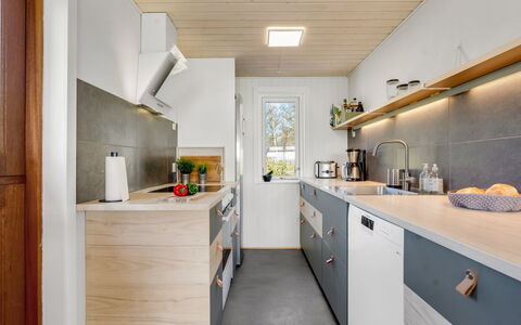 Sinnika - 550M from the Sea: Cuisine, Comptoir, Bois, Sol, Appareil De Cuisine, Design Intérieur, Cabinetry, Principaux Appliance, Meubles, Électroménager