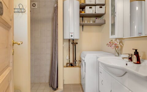 Sinnika - 550M from the Sea: Luminaire Plomberie, Design Intérieur, Salle De Bains, Sol, Évier, Sol, Lavabo, Armoire De Toilette, Toilette, Cabinetry