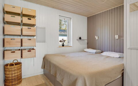Sinnika - 550M from the Sea: Bois, Sol, Design Intérieur, Sol, Plafond, Pièce, Chambre, Lit, Cabinetry, Tache De Bois