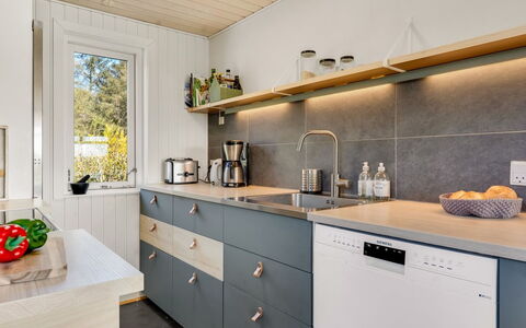 Sinnika - 550M from the Sea: Cuisine, Sol, Bois, Comptoir, Cabinetry, Appareil De Cuisine, Meubles, Design Intérieur, Sol, Domicile