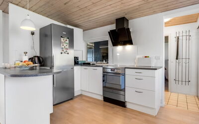 Nisse - 300M from the Sea