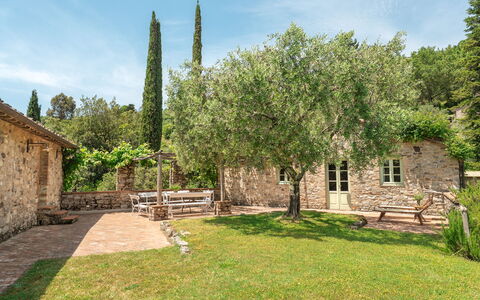 La Sorgente: Arbuste, Jardin, Ombre, Arrière-Cour, Aménagement Paysager, Biens, Cour, Mobilier De Jardin, Mur De Pierre, Ferme