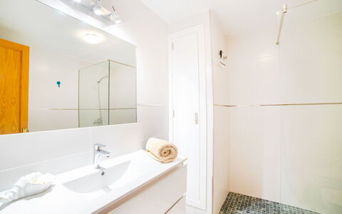 Sa Mirada: Sol, Design Intérieur, Sol, Luminaire Plomberie, Plafond, Salle De Bains, Plomberie, Lavabo, Pièce, Robinet