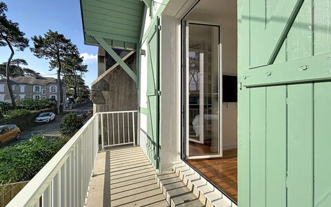 Villa Armorique: Meubles, Balcon, Ombre, Jardin, Mobilier De Jardin, Chaise, Porche, Cour, Aménagement Paysager, Arrière-Cour