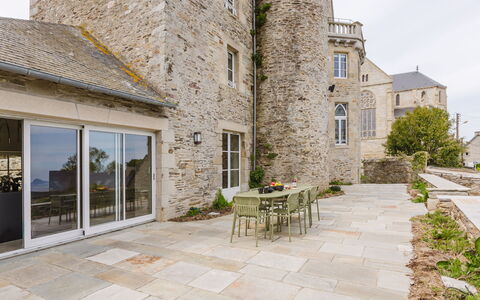 Domaine de Saint Cast: Meubles, Balcon, Ombre, Jardin, Mobilier De Jardin, Chaise, Porche, Cour, Aménagement Paysager, Arrière-Cour