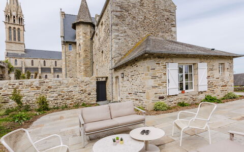 Domaine de Saint Cast: Meubles, Balcon, Ombre, Jardin, Mobilier De Jardin, Chaise, Porche, Cour, Aménagement Paysager, Arrière-Cour