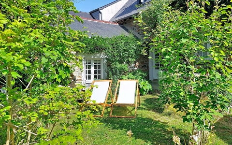La Dolce Vita Brezhoneg: Vert, Feuille, Arbuste, Chalet, Jardin, Printemps, Couverture De Sol, Ombre, Arrière-Cour, Cour