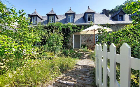 La Dolce Vita Brezhoneg: Maison, Arbuste, Toit, Chalet, Domicile, Biens, Jardin, Mur De Pierre, Ferme, Fenêtre À Guillotine