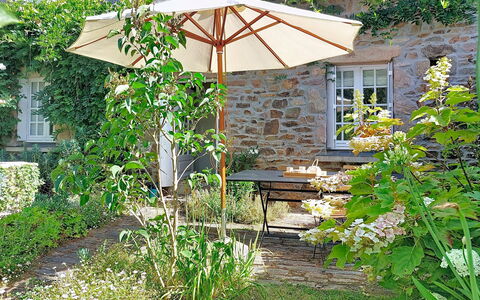 La Dolce Vita Brezhoneg: Parapluie, Meubles, Pot De Fleur, Mobilier De Jardin, Chaise, Ombre, Jardin, Tableau De Plein Air, Plante D'Appartement, Arrière-Cour