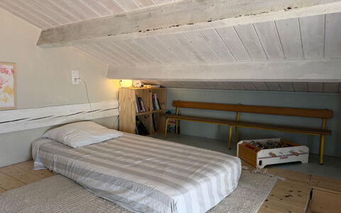 Altana: Chambre, Meubles, Lit, Sol, Bois, Sol, Design Intérieur, Plafond, Pièce, Literie