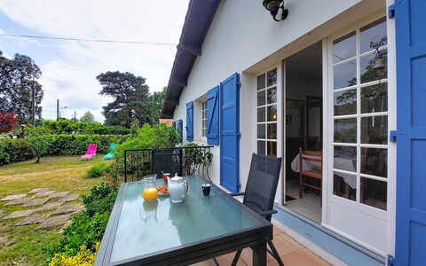 Maison des Bergers: Meubles, Balcon, Ombre, Jardin, Mobilier De Jardin, Chaise, Porche, Cour, Aménagement Paysager, Arrière-Cour