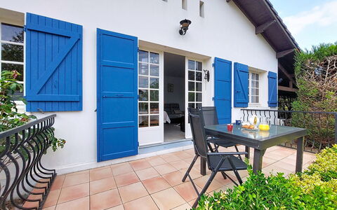 Maison des Bergers: Meubles, Balcon, Ombre, Jardin, Mobilier De Jardin, Chaise, Porche, Cour, Aménagement Paysager, Arrière-Cour