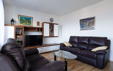 Damjan: Meubles, Design Intérieur, Sol, Chaise, Sol, Table, Table Cuisine Et Salle A Manger, Ombre, Plafond, Tache De Bois