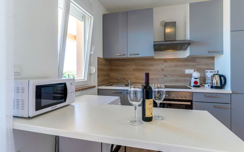Rab Lopar 115: Comptoir, Cuisine, Meubles, Design Intérieur, Appareil De Cuisine, Cabinetry, Sol, Principaux Appliance, Bois, Sol