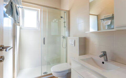 Rab Lopar 115: Salle De Bains, Sol, Luminaire Plomberie, Design Intérieur, Sol, Lavabo, Évier, Robinet, Plomberie, Armoire De Toilette